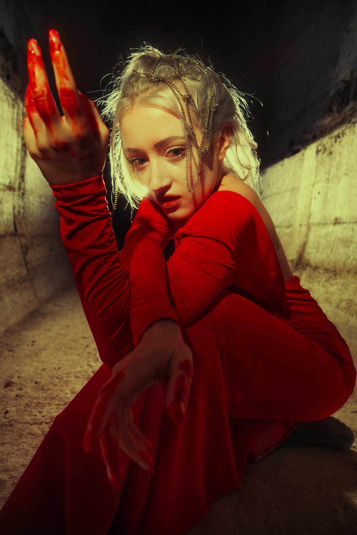 Junge Frau in einem roten Kleid. Fotograf: Lea Kutschke, Geraldine Kutschke / TWIINZ.