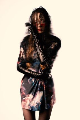 Junge Frau trägt ein stylisches Kleid. Fotograf: Lea Kutschke, Geraldine Kutschke / TWIINZ.