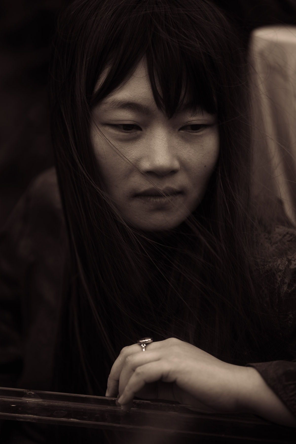 Frau trägt einen Ring am Finger. Fotograf: Lea Kutschke, Geraldine Kutschke / TWIINZ.