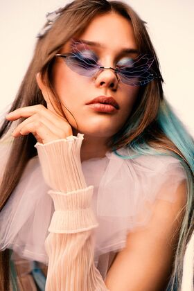 Junge Frau trägt eine lilafarbene Sonnenbrille. Fotograf: Lea Kutschke, Geraldine Kutschke / TWIINZ.