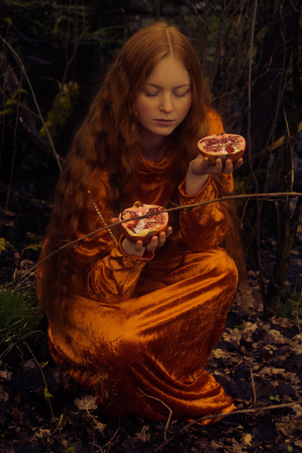 Junge Frau mit roten Haaren hält Obst in den Händen. Fotograf: Lea Kutschke, Geraldine Kutschke / TWIINZ.