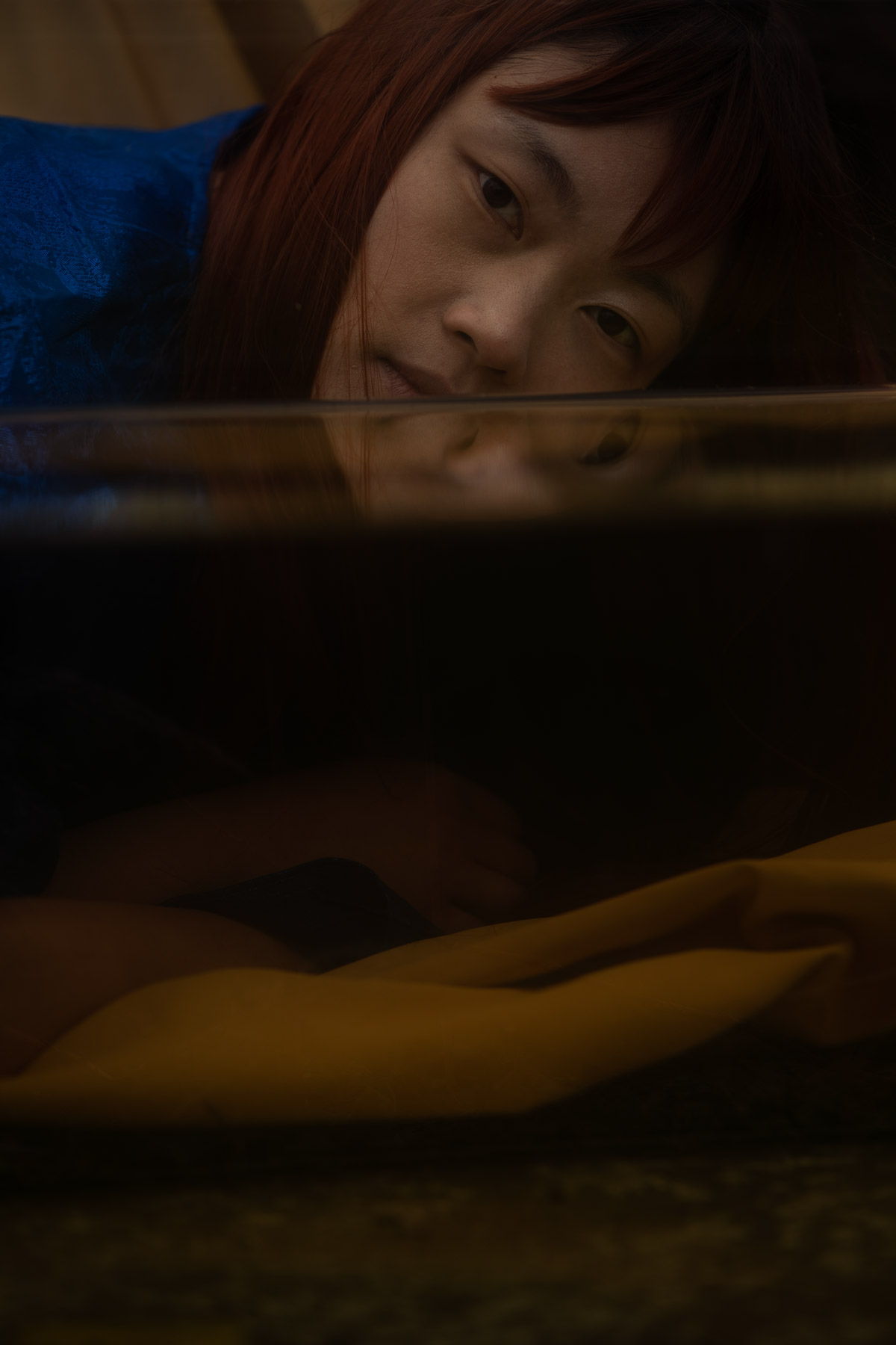 Frau spigelt sich im Wasser. Fotograf: Lea Kutschke, Geraldine Kutschke / TWIINZ.