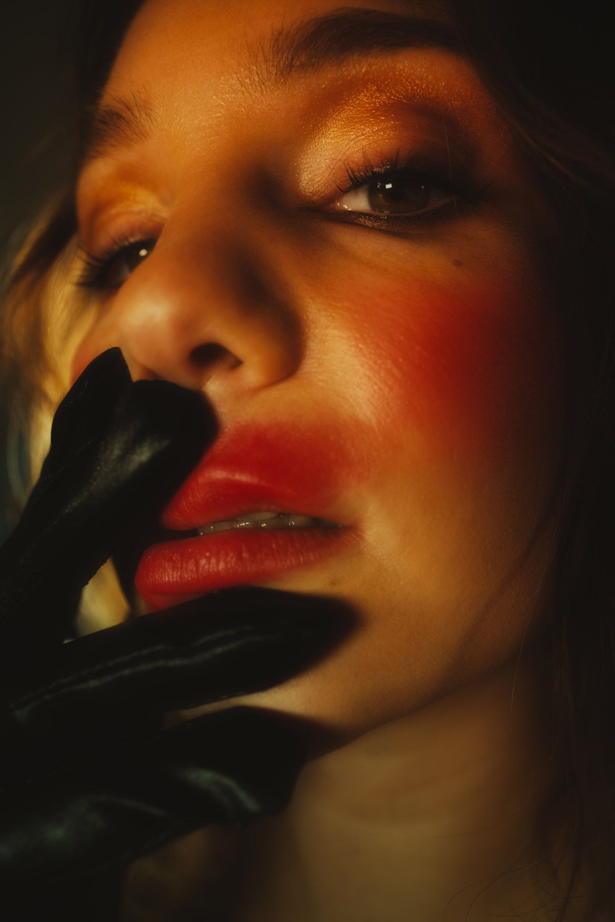 Junge Frau mit rotem Lippenstift. Fotograf: Lea Kutschke, Geraldine Kutschke / TWIINZ.