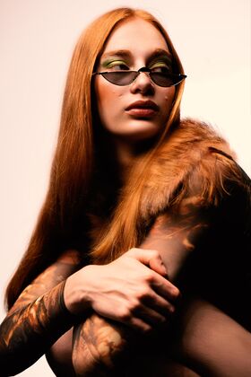Junge Frau mit langen Haaren trägt eine stylische Sonnenbrille. Fotograf: Lea Kutschke, Geraldine Kutschke / TWIINZ.
